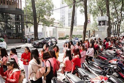 Nam diễn viên hút hơn trăm người từ các tỉnh về xếp hàng chờ gặp là ai?