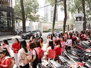 Nam diễn viên hút hơn trăm người từ các tỉnh về xếp hàng chờ gặp là ai?