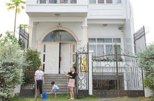 Ghé thăm nhà ca sĩ điển trai nhất Vbiz: Con nhà trâm anh thế phiệt với biệt thự xa hoa trên khu đất vàng