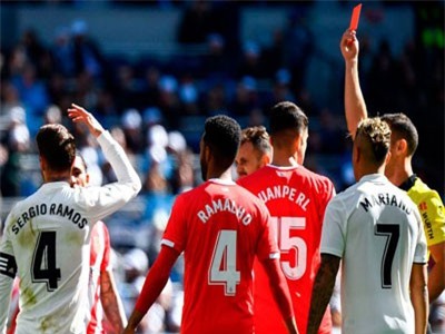 Lập kỷ lục về thẻ đỏ trong trận thua Girona, Ramos có lỡ trận Siêu kinh điển?