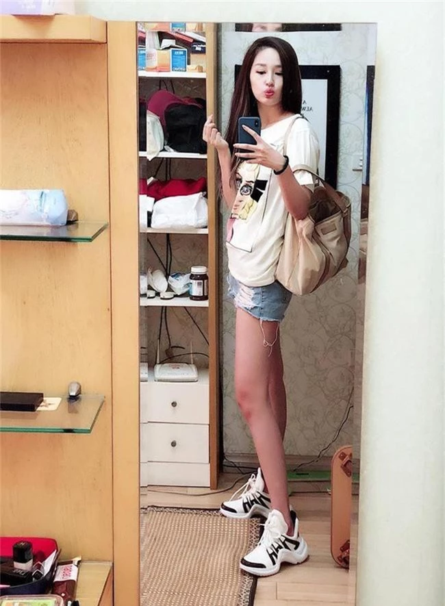 Hòa theo xu hướng, Hoa hậu HHen Niê cũng sắm thêm cho mình một đôi sneaker gần 30 triệu - Ảnh 4.