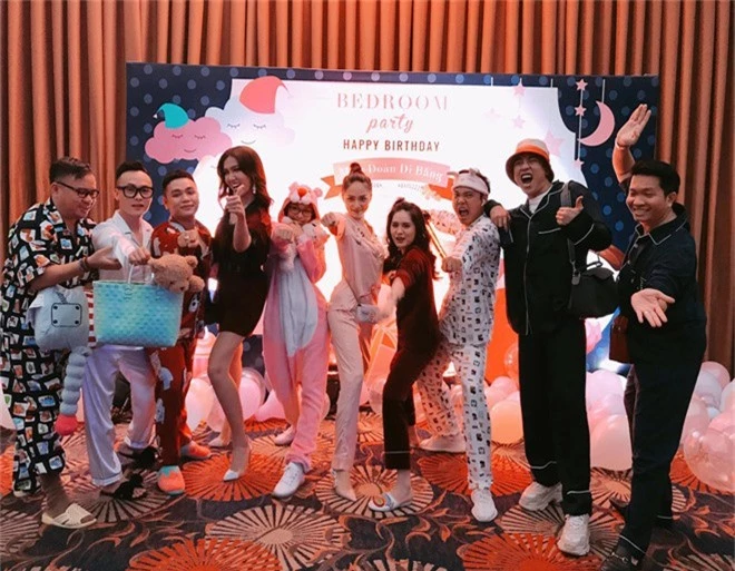 Hương Giang diện Pyjama, quậy hết cỡ trong tiệc sinh nhật bạn thân - Ảnh 1.