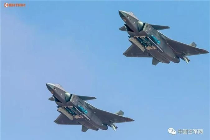 Ngac nhien cach may bay J-20 Trung Quoc doi pho voi F-22