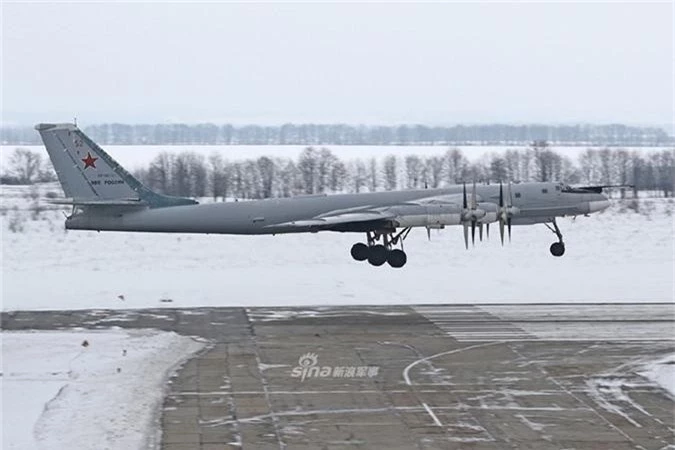 Ngam “ong gia” Tu-95 cua Nga cat canh trong nhiem vu moi