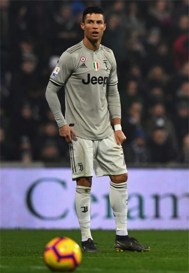 Sau scandal “bóc phốt”, C.Ronaldo tiếp tục bị bạn gái kiện ra toà - 2