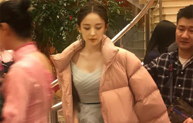 Loạt ảnh chụp vội của Cổ Lực Na Trát: Thần thái tựa tiên nữ giáng trần, góc nghiêng khoe nhan sắc cực phẩm