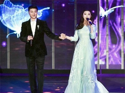 'Hiệu ứng' Phạm Băng Băng chưa bao giờ hết hot, bố ruột ra sân bay cũng được săn đón như ngôi sao