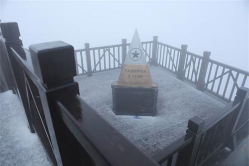 Băng giá phủ trắng đỉnh Fansipan