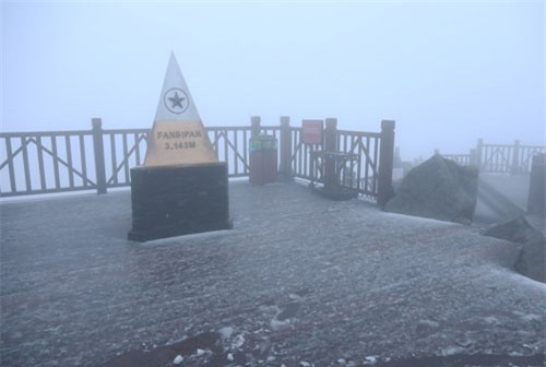 CLIP HOT (18/2): Mưa tuyết rơi trắng xóa trên đỉnh Fansipan, múa cột trên đỉnh tòa nhà 16 tầng