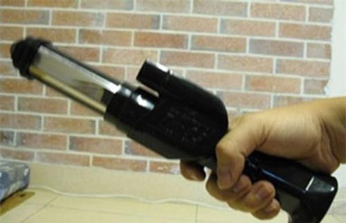 Hà Nội: Dùng dùi cui điện cướp tiền của nữ chủ cửa hàng gạo