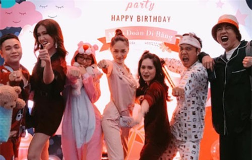 Hương Giang diện Pyjama, quậy hết cỡ trong tiệc sinh nhật bạn thân