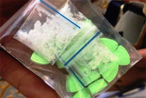 Thừa Thiên - Huế: Nhóm thanh niên và nữ nhân viên quán karaoke mở tiệc ma túy trong phòng hát