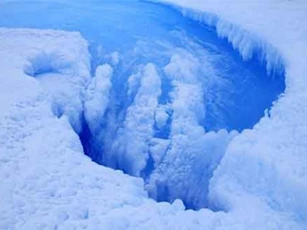 Phát hiện miệng núi lửa rộng 36km dưới lớp băng Greenland?