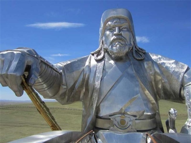 Thành Cát Tư Hãn đã nhờ thuộc hạ nuốt máu như thế nào?