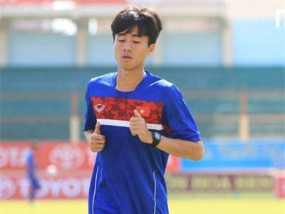 Mặt cỏ nhân tạo nóng 'cháy chân’ ở Campuchia khiến một cầu thủ U22 Việt Nam dính chấn thương