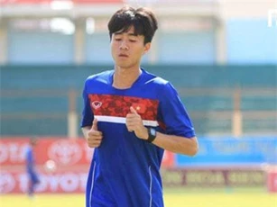 Mặt cỏ nhân tạo nóng 'cháy chân’ ở Campuchia khiến một cầu thủ U22 Việt Nam dính chấn thương