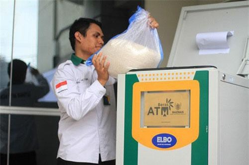 Máy ATM cho người nghèo rút gạo