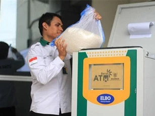 Máy ATM cho người nghèo rút gạo