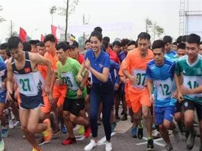 Hoa hậu Trần Tiểu Vy xỏ giày chạy cùng hàng trăm vận động viên tại Bắc Giang