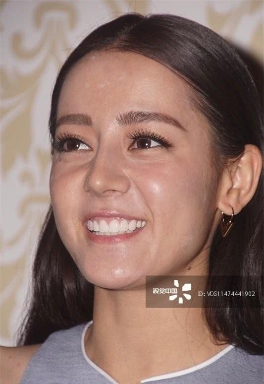 Sốc trước loạt ảnh Địch Lệ Nhiệt Ba thuở mới vào nghề: Da nhăn nheo, nhan sắc không đỉnh cao như bây giờ