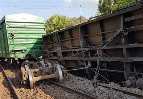 Tàu hỏa trật bánh rồi lật nghiêng, đường sắt Bắc - Nam tê liệt