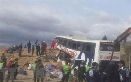 Hiện trường một vụ tai nạn giao thông ở Tây Nam Bolivia. (Ảnh: Laprensa/TTXVN)