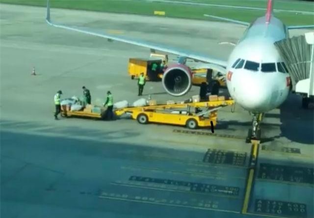 Kỷ luật 2 nhân viên ném hành lý của khách ở sân bay Đà Nẵng