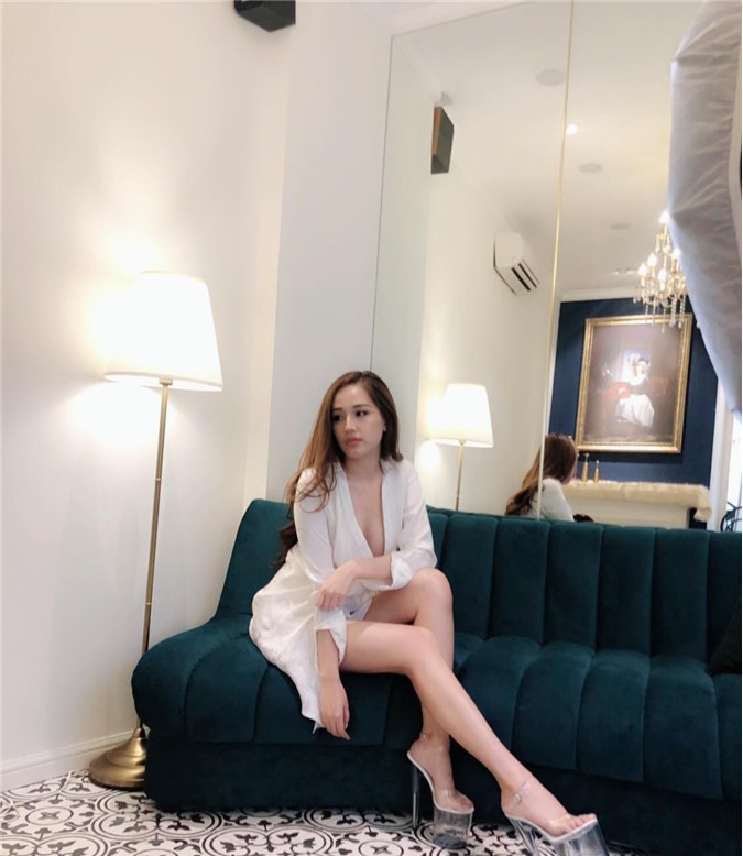 Lênh khênh trên đôi giày cao cỡ 20cm, Mai Phương Thúy cũng xin là chỉ ngồi chứ không dám đứng