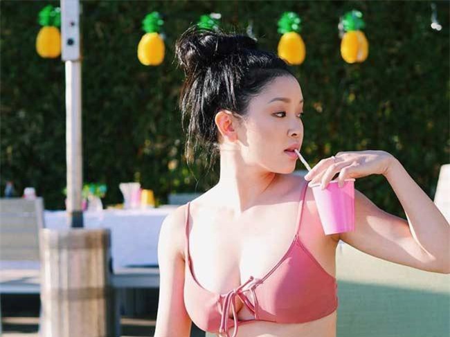 Phong cách gợi cảm của cô gái mồ côi Cần Thơ trở thành siêu sao Hollywood