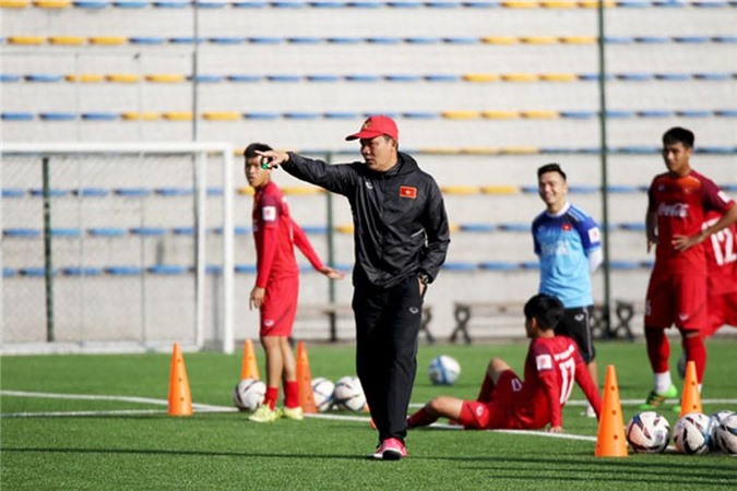 U22 Việt Nam thay nửa đội hình, Tiến Dụng đá chính