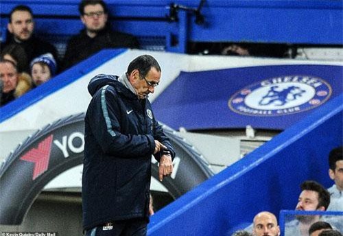 Fan Chelsea la ó, đòi sa thải Sarri ngay giữa trận M.U