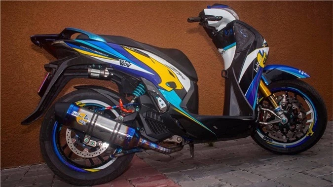 Honda SH độ hơn 600 triệu của 9x Hà Nội. Chiếc Honda SH của một biker thuộc thế hệ 9x tại Hà Nội được trang bị rất nhiều đồ chơi giá trị và độc đáo, tổng giá trị đồ độ đã lên đến hơn 600 triệu đồng. (CHI TIẾT)