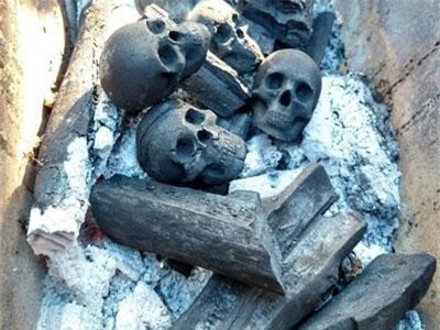 Những viên than hình đầu lâu ghê rợn và sự thật 'độc'