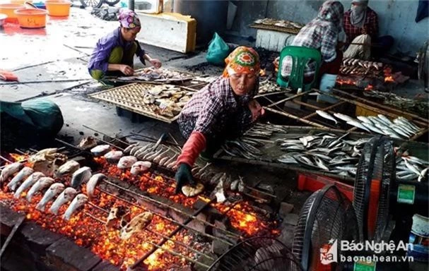 dac san “ca ong troi” co vay nhu ran tuyet ngon o nghe an: ca thung hinh anh 1