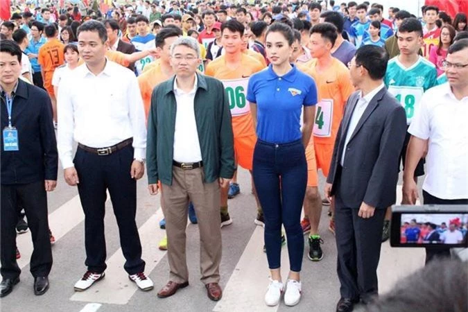 Hoa hậu Trần Tiểu Vy xỏ giày chạy cùng hàng trăm vận động viên tại Bắc Giang