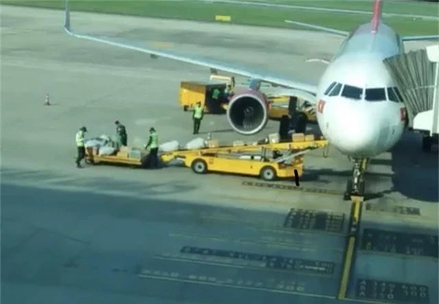 Kỷ luật 2 nhân viên ném hành lý của khách ở sân bay Đà Nẵng - 1