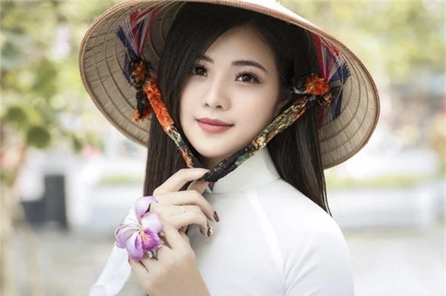 Thiếu nữ xinh đẹp đội nón lá khoe sắc với hoa ban - 1