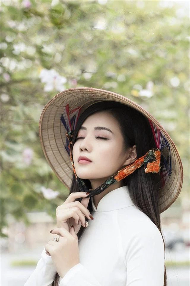 Thiếu nữ xinh đẹp đội nón lá khoe sắc với hoa ban - 2
