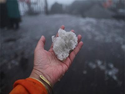 CLIP: Tuyết rơi dày ở Sa Pa khiến du khách cực thích thú