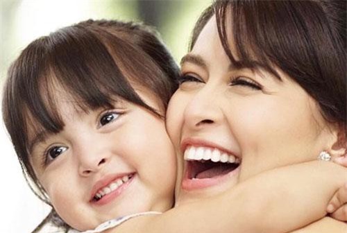 "Mỹ nhân đẹp nhất Philippines" mở tiệc đón con thứ 2, dân tình chỉ dán mắt vào nhan sắc cực phẩm của bé gái đầu lòng