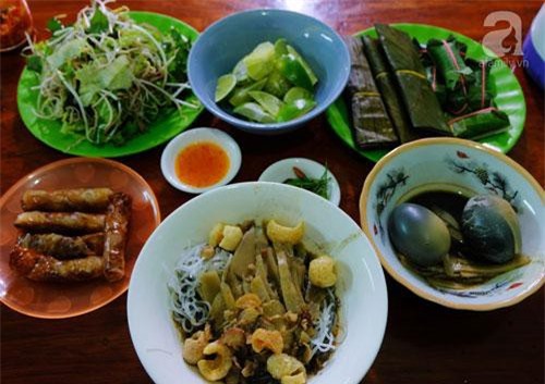 Hướng dẫn làm bún cua "thối" đặc sản của Pleiku