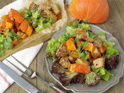 Cách làm món thịt lợn và bí ngô nướng trộn salad