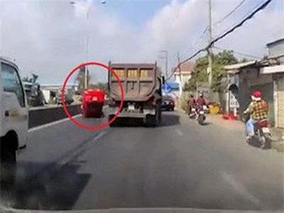 CLIP: Xe ben hất tung ôtô con lật nhào trên đường