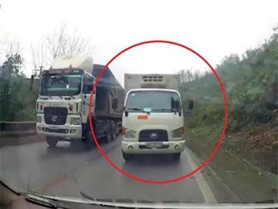 CLIP: Vượt ẩu trên đèo, xe tải suýt gây tai nạn thảm khốc với ôtô đi ngược chiều