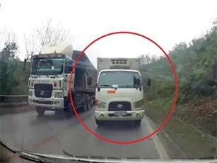 CLIP: Vượt ẩu trên đèo, xe tải suýt gây tai nạn thảm khốc với ôtô đi ngược chiều
