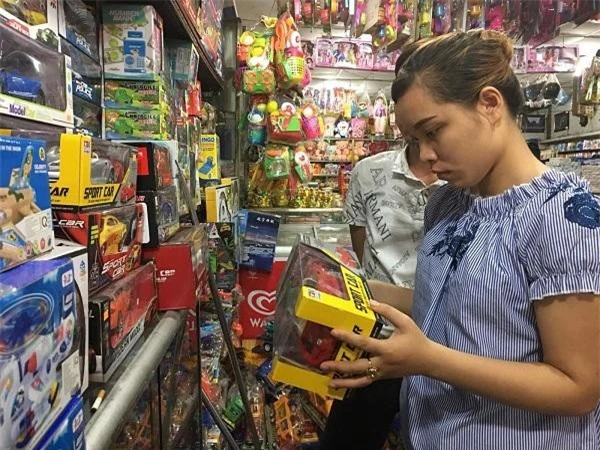 Khách hàng chọn mua đồ chơi trẻ em tại một cửa hàng trên đường Tân Kỳ Tân Quý (Ảnh: VĐ)