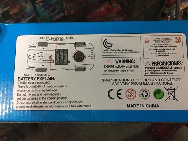 Mẫu đồ chơi đóng hộp này có nguồn gốc Trung Quốc nhưng không thể tìm thấy nhãn phụ tiếng Việt và dấu CR đâu (Ảnh: VĐ)