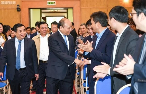 Thủ tướng Nguyễn Xuân Phúc thăm hỏi cán bộ, nhân viên của Bộ KH&ĐT. (Ảnh: VGP)