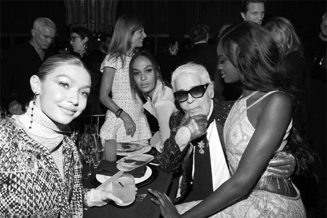 Gigi Hadid (bên trái) và các người mẫu chụp hình cùng nhà thiết kế quyền lực Karl Lagerfeld.