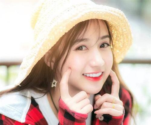 Thiếu nữ Nam Định cười như nắng tỏa “đốn tim” người đối diện
